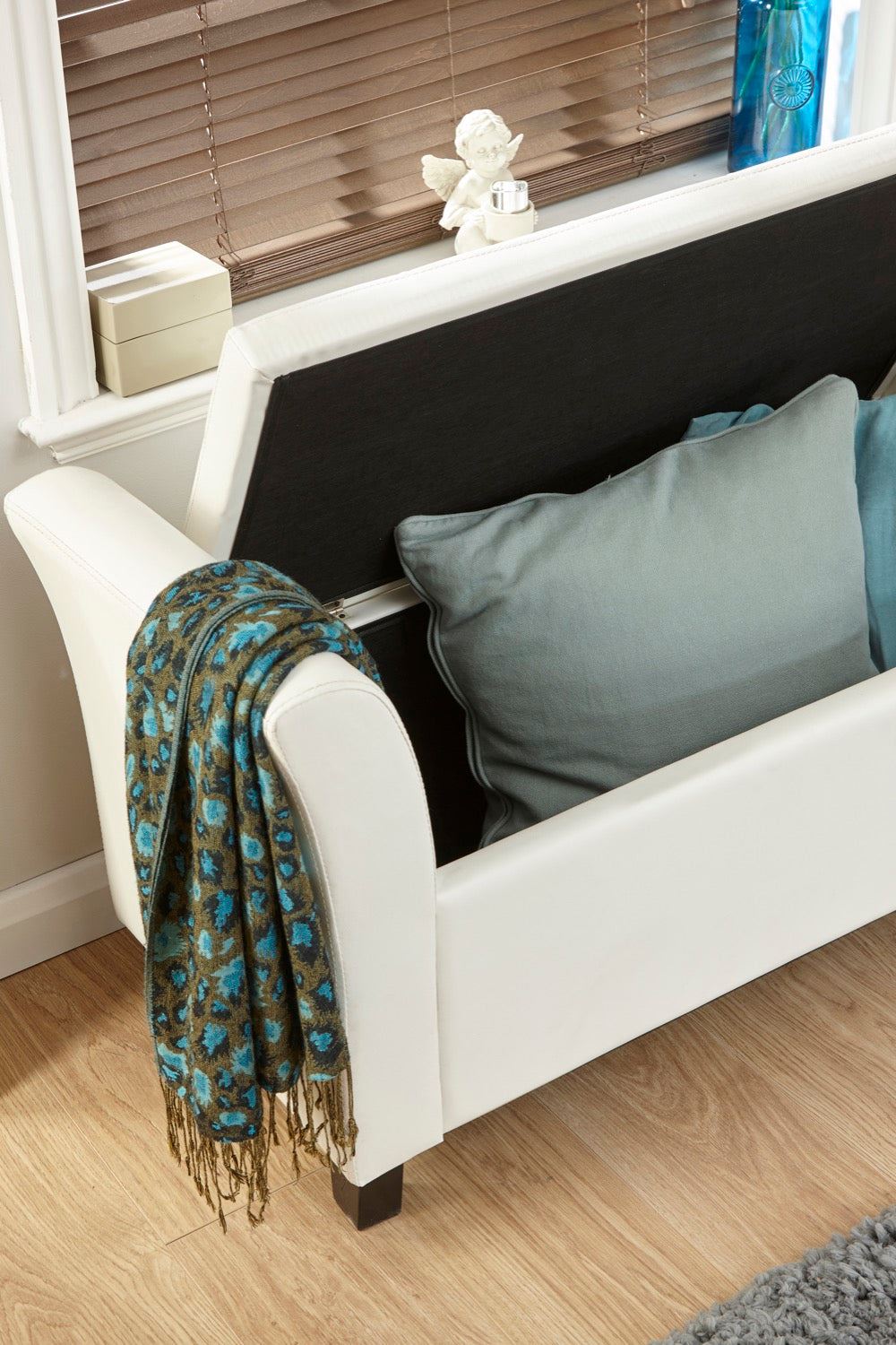 Verona window seat white PU