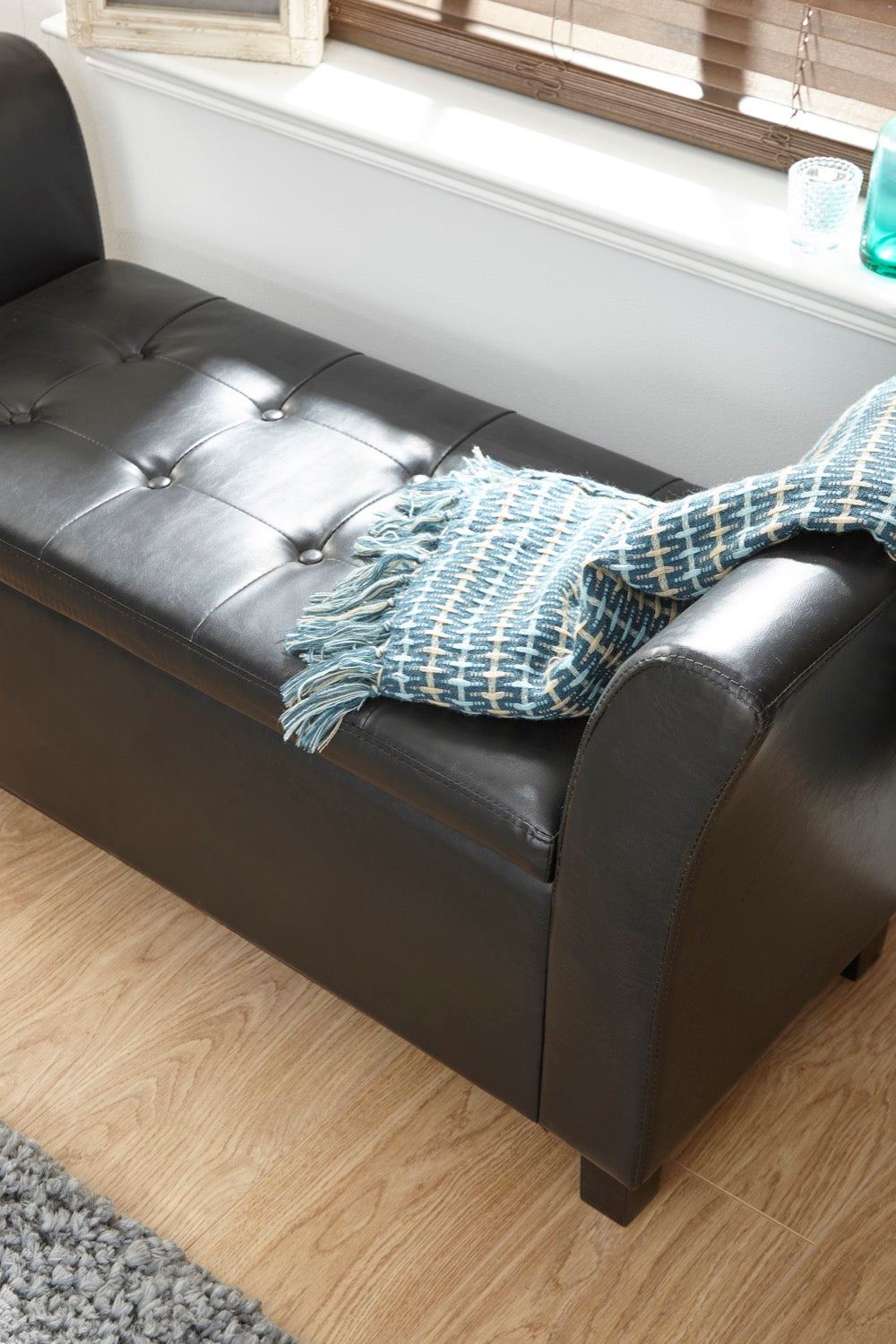 Verona window seat black PU