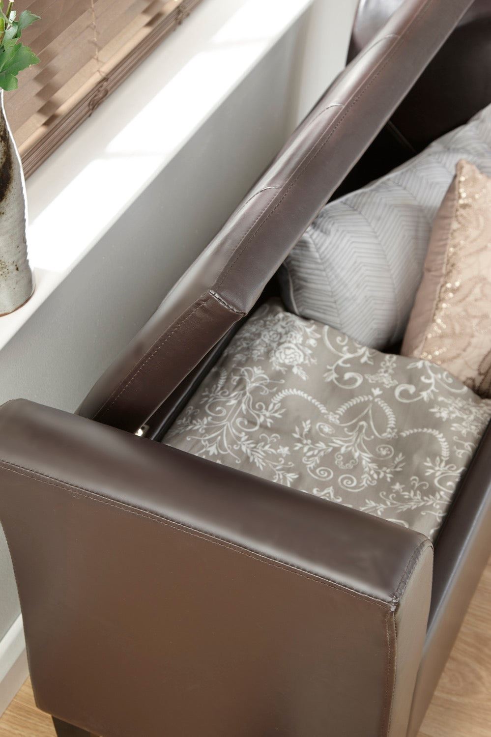 Verona window seat brown PU